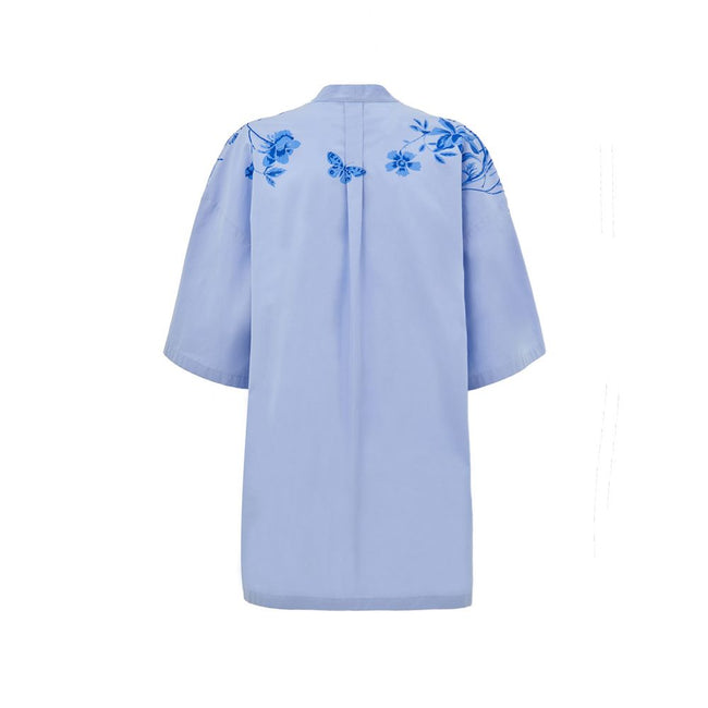 Blue Cotton Pattern ShirtLight Blue Cotton Poplin Kimono Shirt with Gucci Flower Print. Deep V-neckline with bow, iconic metal and leather horsebit applied on the front, two side welt pockets, rounded on the front and squared on the back. Contrasting flow