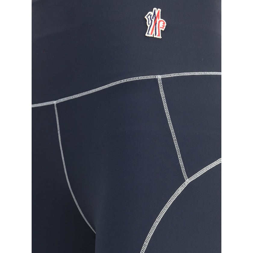 LeggingsMoncler Grenoble Leggings are designed to accompany an active lifestyle, ideal for both the gym and the trail. Made of technical fabric, they feature applied logo patches on the front and a plastic signature along the side, combining performance a