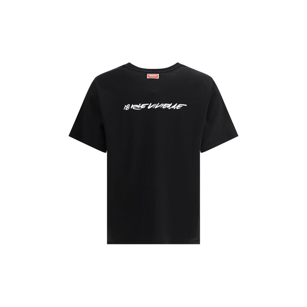 Black Cotton T-ShirtKenzo’s cotton T-Shirt is an essential garment with a strong character. Made from pure cotton, it features a ribbed crew neck that ensures comfort and durability. What makes it unique is the iconic Kenzo signature printed in contrast o