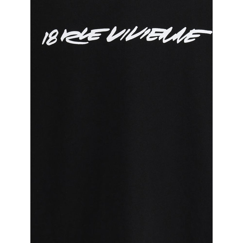 Black Cotton T-ShirtKenzo’s cotton T-Shirt is an essential garment with a strong character. Made from pure cotton, it features a ribbed crew neck that ensures comfort and durability. What makes it unique is the iconic Kenzo signature printed in contrast o