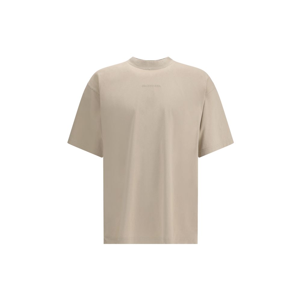 Logoed T-ShirtBalenciaga’s Logo T-Shirt features a ribbed crew neck with a distressed effect, adding a worn-in touch to the design. The iconic tone-on-tone stitched logo on the front completes the garment with understated elegance. Season: AW25 Fit: Overs