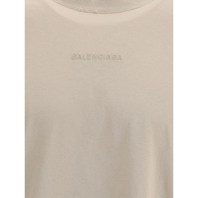 Logoed T-ShirtBalenciaga’s Logo T-Shirt features a ribbed crew neck with a distressed effect, adding a worn-in touch to the design. The iconic tone-on-tone stitched logo on the front completes the garment with understated elegance. Season: AW25 Fit: Overs