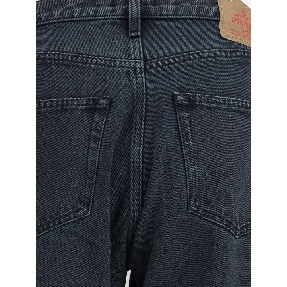 Black Cotton Straight-Leg JeansCotton Jeans by Prada, made in the classic 5-pocket model with front button closure. The essential design is enriched by an applied logo patch on the back, a distinctive detail that recalls the brand’s iconic aesthetic. Seas