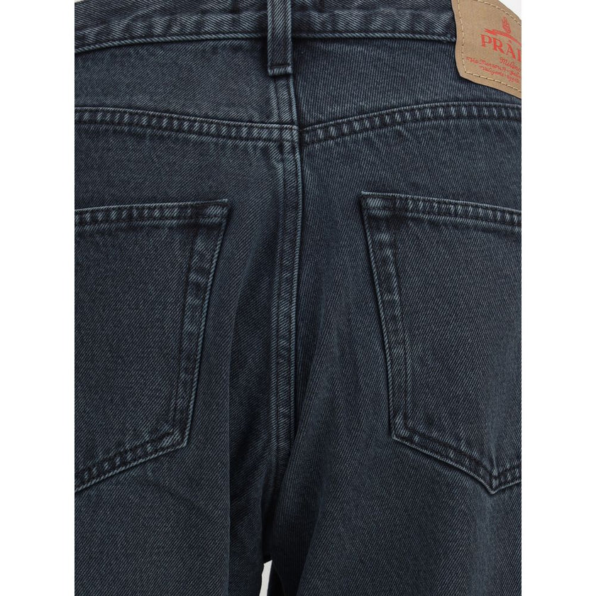 Black Cotton Straight-Leg JeansCotton Jeans by Prada, made in the classic 5-pocket model with front button closure. The essential design is enriched by an applied logo patch on the back, a distinctive detail that recalls the brand’s iconic aesthetic. Seas