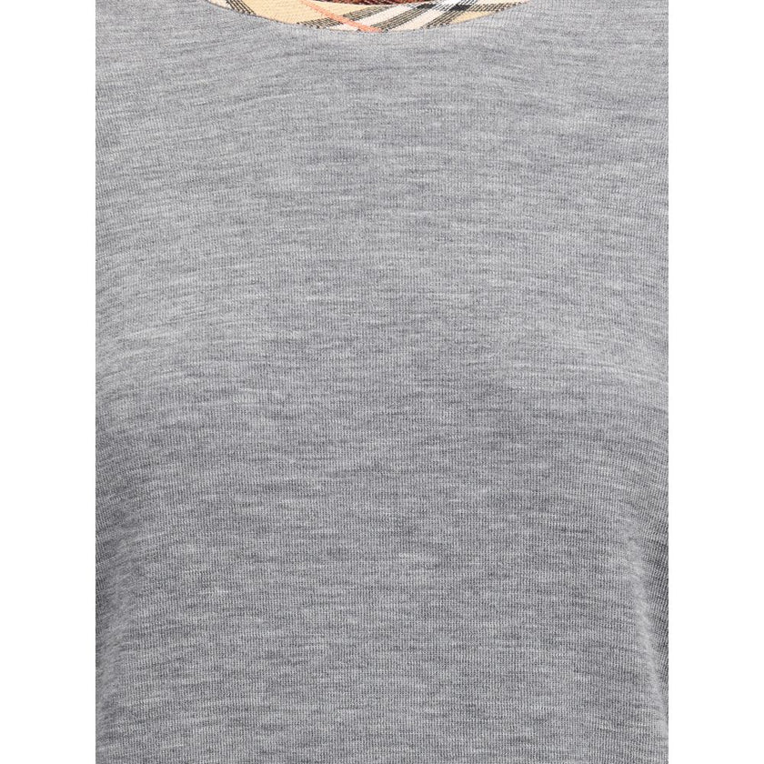 Knit RoundneckBurberry’s Wool Pullover with Check trim is an understated yet distinctive homage to the British fashion house’s iconic style. Made from soft wool, this design features the Burberry Check pattern knitted directly on the collar, a refined det