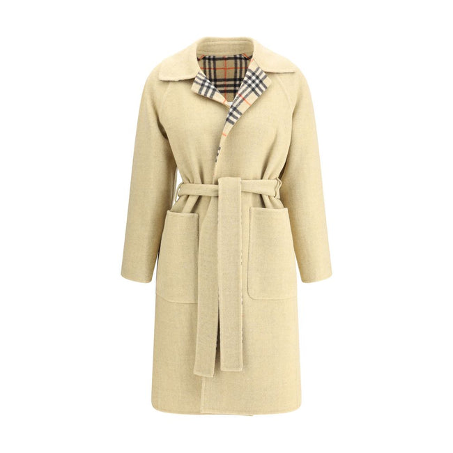 Beige Wool CoatBurberry’s reversible wool robe Coat is a versatile and refined garment, perfect for those seeking elegance and functionality in one piece. It features an understated solid color on one side and a classic Burberry Check pattern in the disti