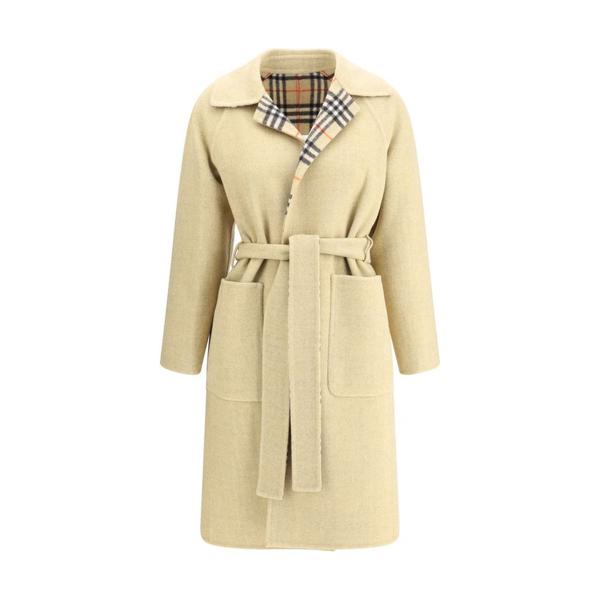Beige Wool CoatBurberry’s reversible wool robe Coat is a versatile and refined garment, perfect for those seeking elegance and functionality in one piece. It features an understated solid color on one side and a classic Burberry Check pattern in the disti