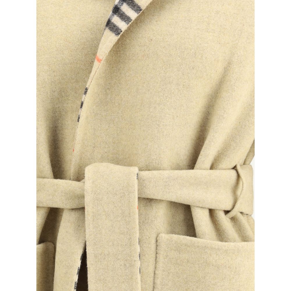Beige Wool CoatBurberry’s reversible wool robe Coat is a versatile and refined garment, perfect for those seeking elegance and functionality in one piece. It features an understated solid color on one side and a classic Burberry Check pattern in the disti