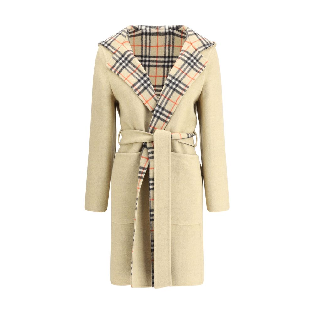Beige Wool CoatBurberry’s reversible wool robe Coat combines style and practicality in one. On one side it features an elegant solid color, while on the other it sports the iconic Burberry Check pattern. Complete with a hood, it offers a comfortable fit a