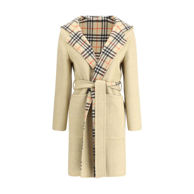 Beige Wool CoatBurberry’s reversible wool robe Coat combines style and practicality in one. On one side it features an elegant solid color, while on the other it sports the iconic Burberry Check pattern. Complete with a hood, it offers a comfortable fit a