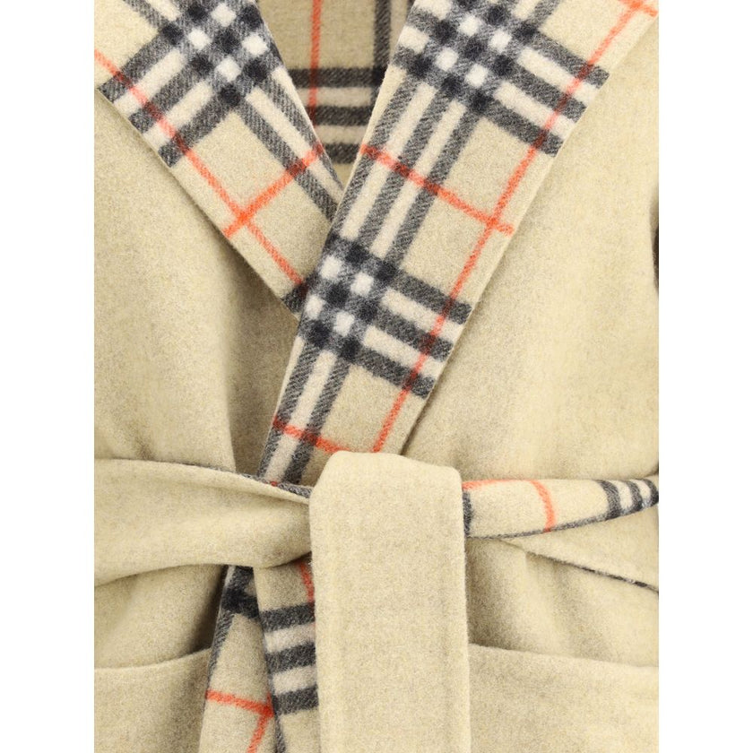 Beige Wool CoatBurberry’s reversible wool robe Coat combines style and practicality in one. On one side it features an elegant solid color, while on the other it sports the iconic Burberry Check pattern. Complete with a hood, it offers a comfortable fit a