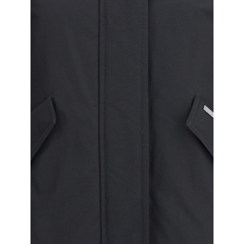 Black Cotton Shell JacketWoolrich’s padded Jacket is a practical and warm garment featuring a hooded design that offers added protection. The front closure combines a double-slider zipper and snaps for optimal security and comfort. Completing the design a