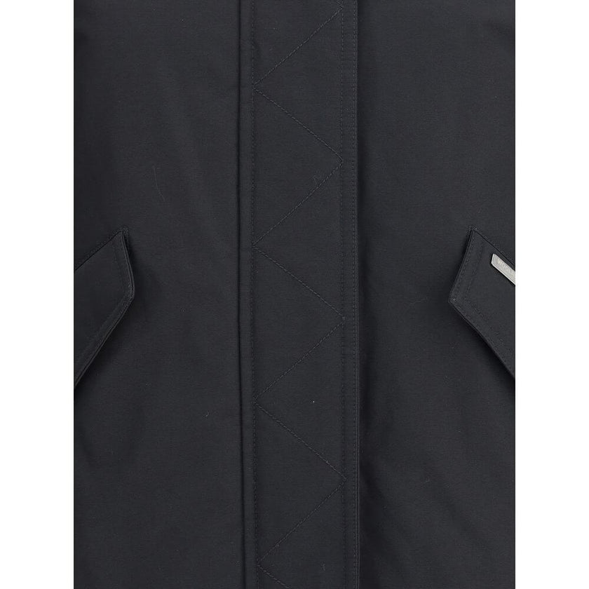 Black Cotton Shell JacketWoolrich’s padded Jacket is a practical and warm garment featuring a hooded design that offers added protection. The front closure combines a double-slider zipper and snaps for optimal security and comfort. Completing the design a