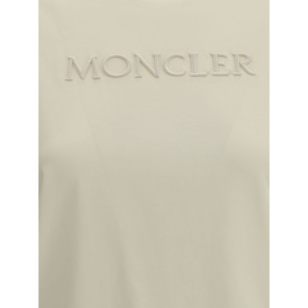 Cream Cotton T-ShirtSoft cotton T-Shirt by Moncler designed for an essential and refined look. The design features a ribbed crew neck that ensures comfort and an impeccable fit. On the front, the iconic Moncler monogram is tone-on-tone embroidered for a d