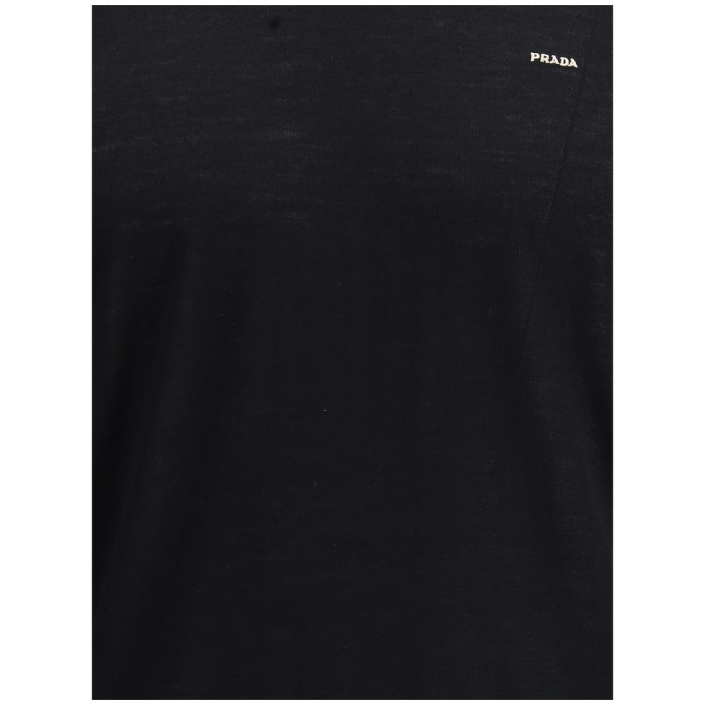 Black Fleece Wool SweatshirtPrada’s Pure Virgin wool Sweater is an essential piece with a refined, contemporary style. Featuring a clean design, it features a contrasting embroidered logo on the chest that adds a distinctive touch. A ribbed crew neck, cuf