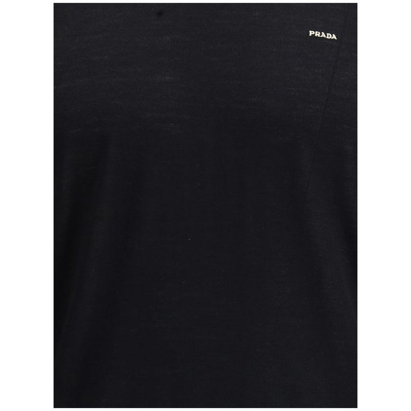 Black Fleece Wool SweatshirtPrada’s Pure Virgin wool Sweater is an essential piece with a refined, contemporary style. Featuring a clean design, it features a contrasting embroidered logo on the chest that adds a distinctive touch. A ribbed crew neck, cuf