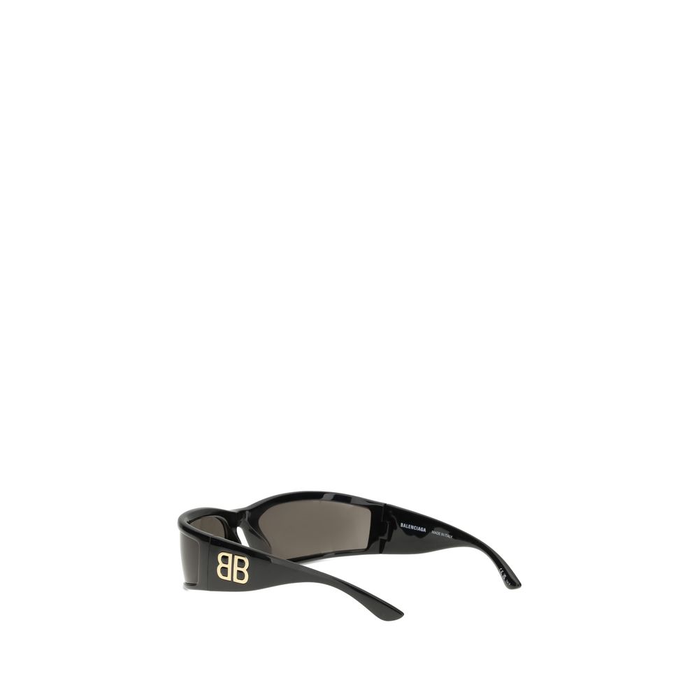 Black Acetate SunglassesBalenciaga’s Sunset Sunglasses combine contemporary design and sustainability. Made of acetate, they are embellished with metallic logo details on the temples, adding a touch of distinctive elegance. The rectangular shape gives a m