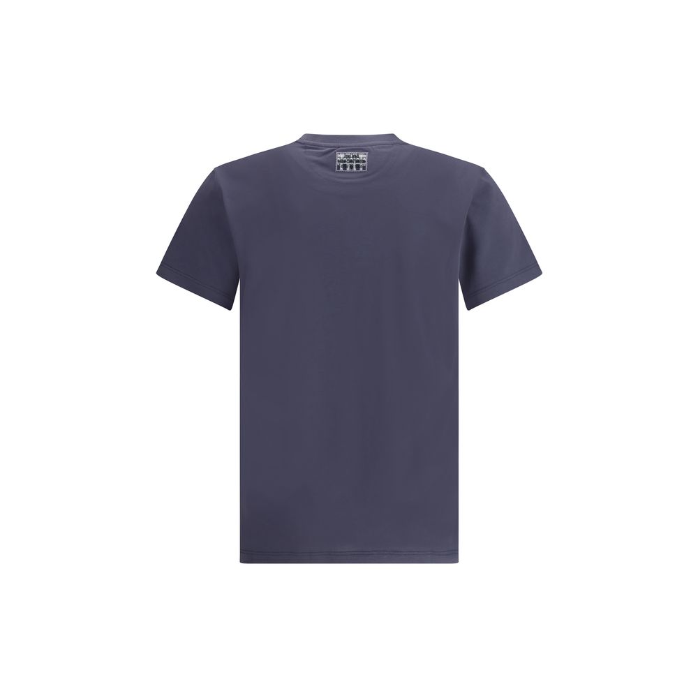 Blue Cotton T-ShirtFendi’s cotton T-Shirt is a casual garment with a strong character. Made from soft cotton, it features a ribbed crew neck and the iconic logo printed on the front for an essential yet instantly recognizable look. Season: AW25 Fit: Regul