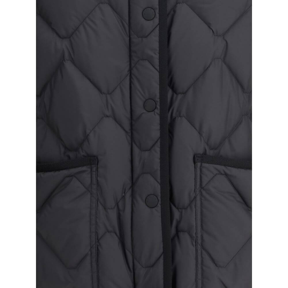 Black Polyester ClothingThe Heritage Down Jacket by Woolrich is a warm and functional garment, ideal for facing the cold weather in style. It features a front snap closure and a practical hood. The two patch pockets on the front offer convenience, while t