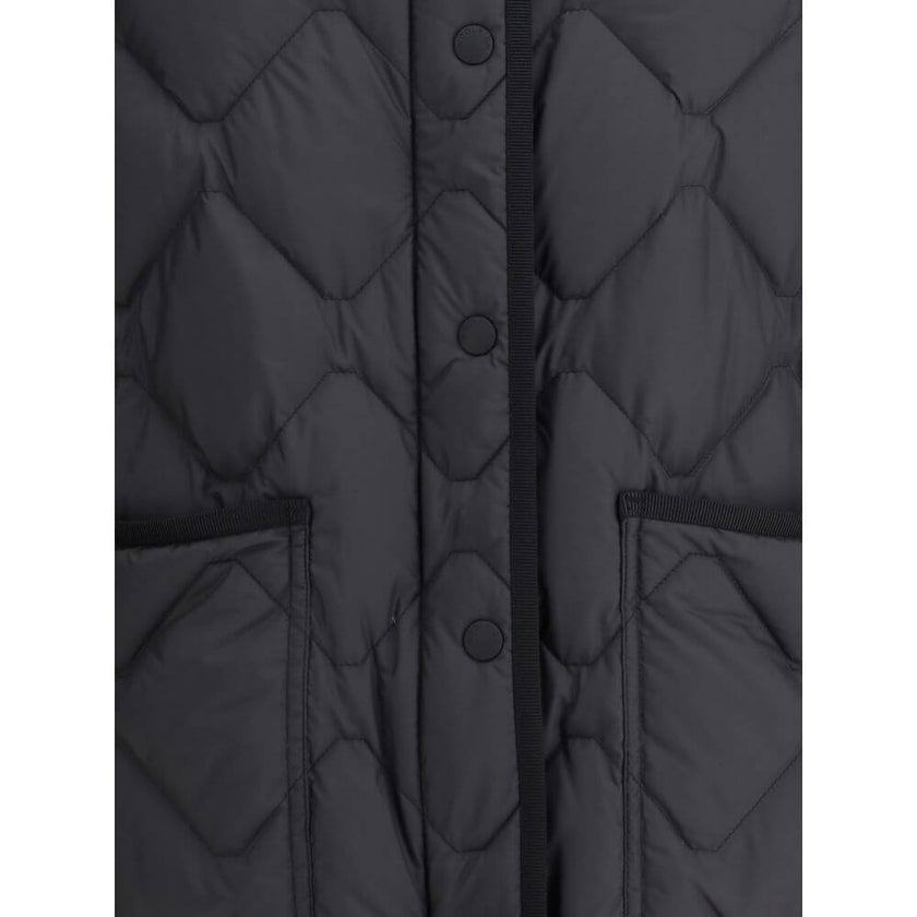Black Polyester ClothingThe Heritage Down Jacket by Woolrich is a warm and functional garment, ideal for facing the cold weather in style. It features a front snap closure and a practical hood. The two patch pockets on the front offer convenience, while t