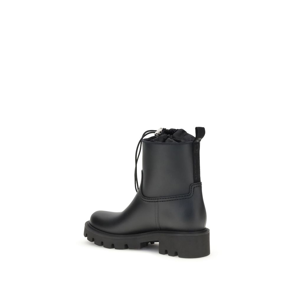 Black Rubber Lace-Up BootsMoncler’s Kickstream rubber Boots combine functionality and style with distinctive details. Featuring a round toe, they feature a tonal logo applique on the side and logo fabric inserts on the back. The drawstring closure and bac