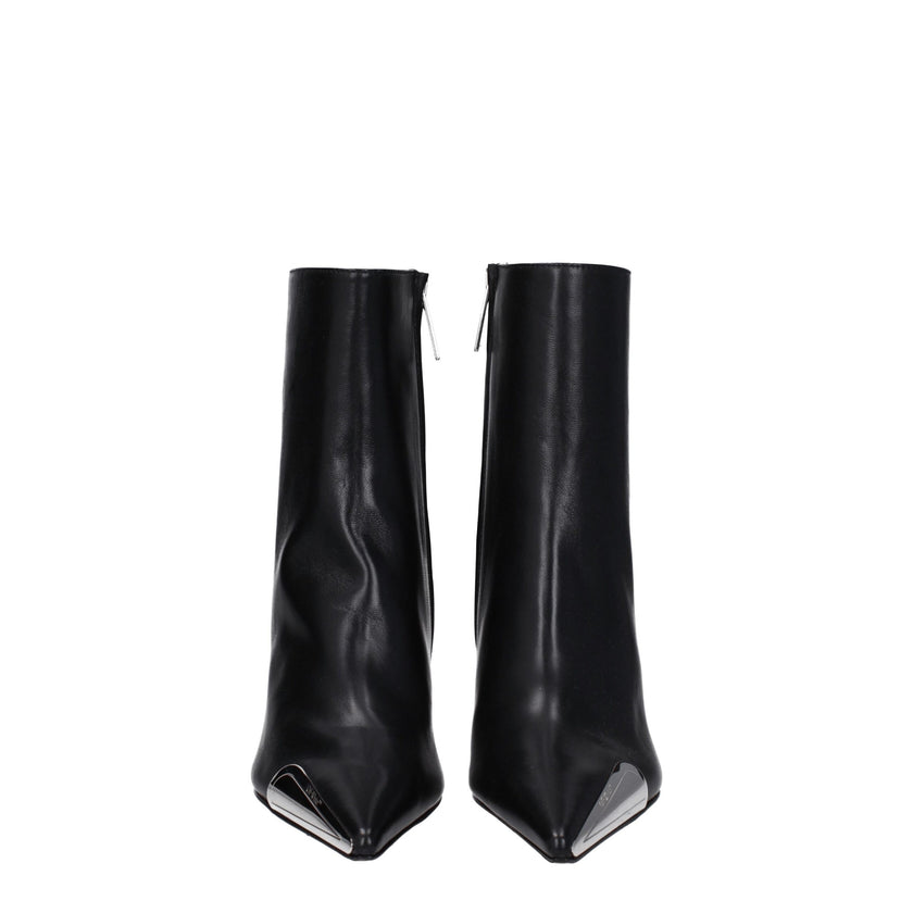 Black Leather Ankle BootsDescription: The product with MPN OWID048LEA0011072 and code F78933 leather in black is a ankle boots designed by Off-White. It has features like side logo, back logo. Additional Info: Color details: Silver Style: Vintage Closing