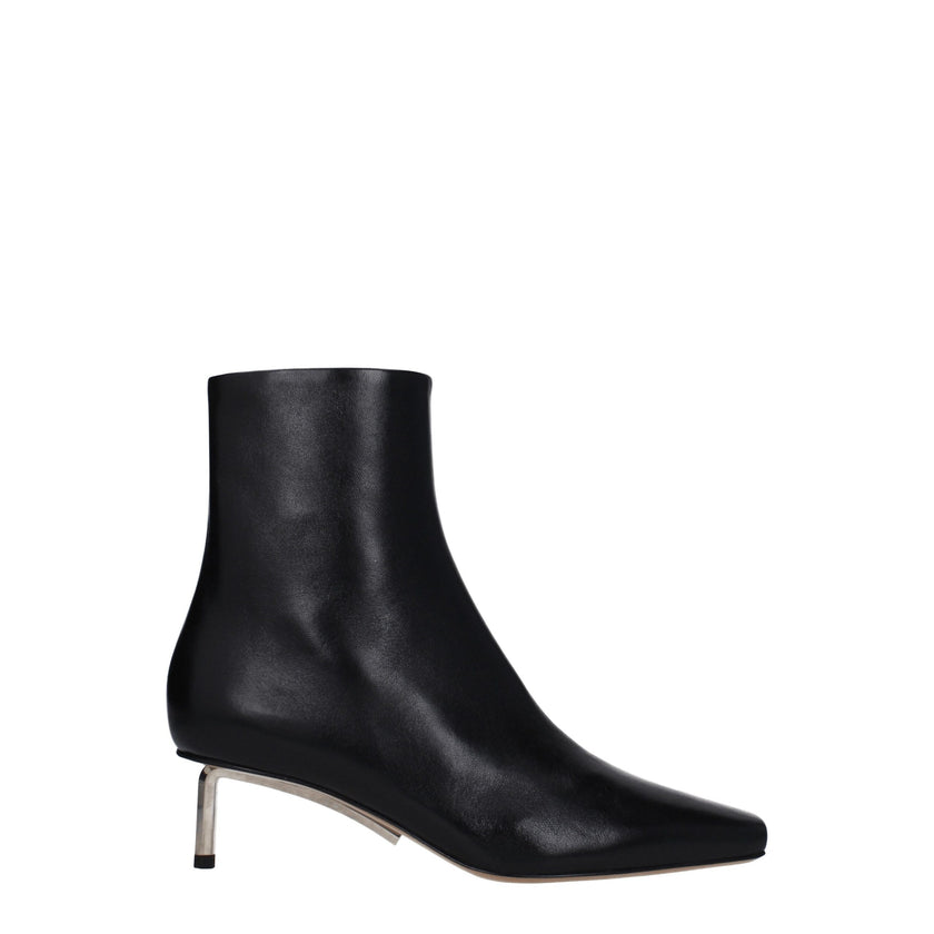 Black Leather Ankle BootsDescription: The product with MPN OWID034LEA0021072 and code F79084 leather in black is a ankle boots designed by Off-White. Additional Info: Style: Casual Closing type: Zip Closure Materials: Leather Shoe sole: Leather Heel heigh