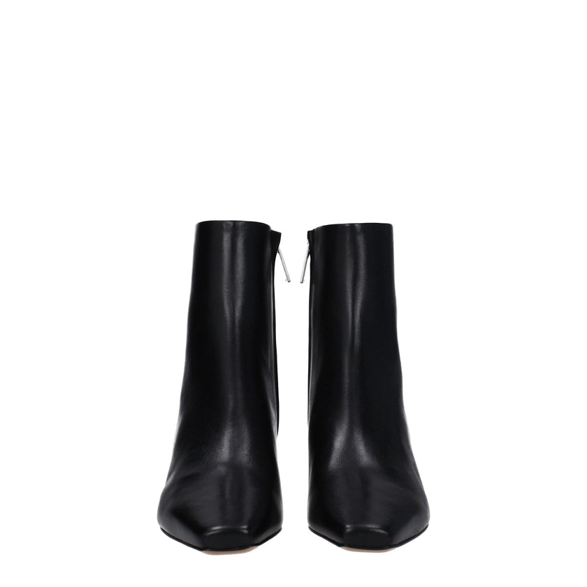 Black Leather Ankle BootsDescription: The product with MPN OWID034LEA0021072 and code F79084 leather in black is a ankle boots designed by Off-White. Additional Info: Style: Casual Closing type: Zip Closure Materials: Leather Shoe sole: Leather Heel heigh