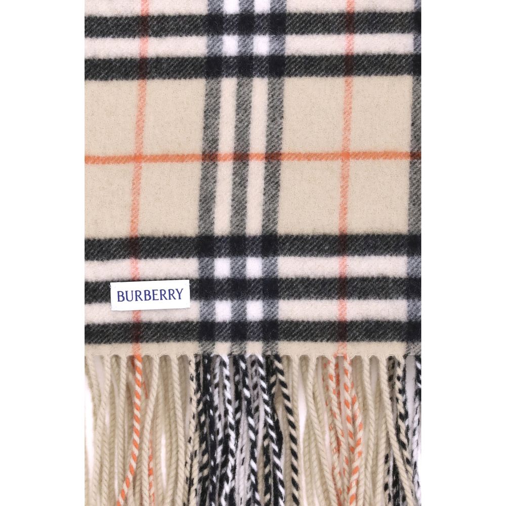 Beige Wool ScarfBurberry’s wool and cashmere Blanket is a symbol of luxury and tradition. Made in a prestigious Scottish textile mill with over 200 years of history, this blanket is woven with the iconic Burberry Check, a globally recognizable pattern. Th