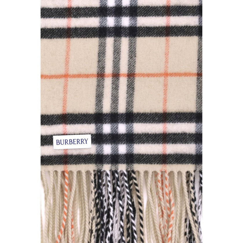 Beige Wool ScarfBurberry’s wool and cashmere Blanket is a symbol of luxury and tradition. Made in a prestigious Scottish textile mill with over 200 years of history, this blanket is woven with the iconic Burberry Check, a globally recognizable pattern. Th