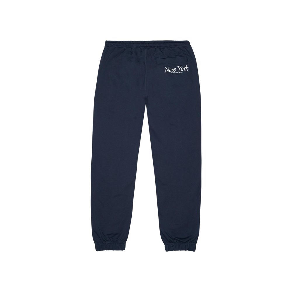 Blue Organic Cotton Joggers Workout PantThe Calvin Klein Jeans NEW YORK SCRIPT SWEA J30J326881 men’s sweatpants are crafted from 100% organic cotton, ensuring a naturally soft feel and a focus on sustainability. This model features a comfortable fit with