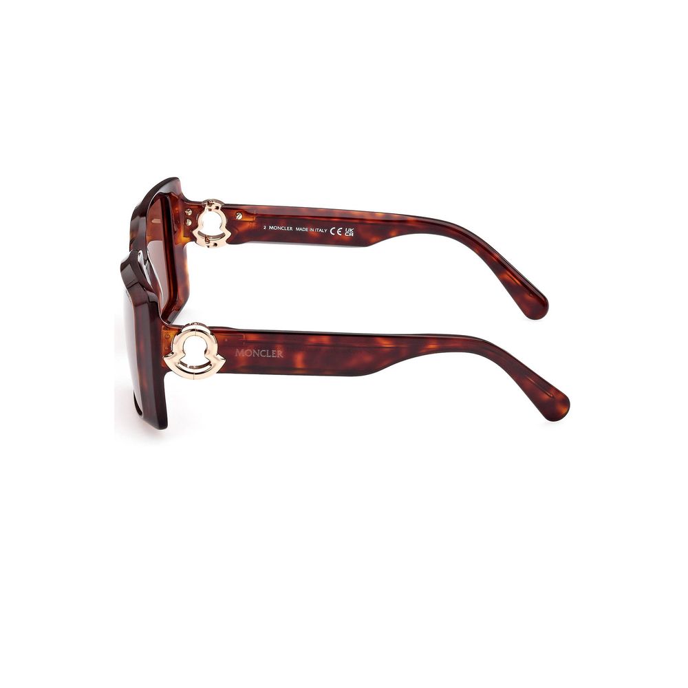 Brown Pantograph Women SunglassElevate your style quotient with the exquisitely crafted Moncler sunglasses, a reflection of sophistication with a modern twist. These shades exhibit a bold rectangular lens and a pantographed frame that stands out in a crow