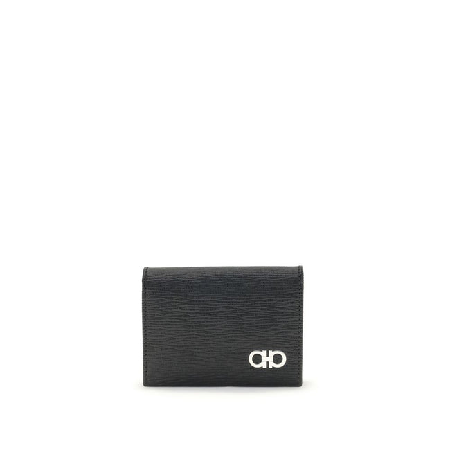 Black Leather WalletFerragamo’s Gancini Card Holder is a compact and elegant accessory with five internal compartments for cards and one dedicated to coins. The red interior gives a lively and refined touch, while the Gancini logo on the front signs the d