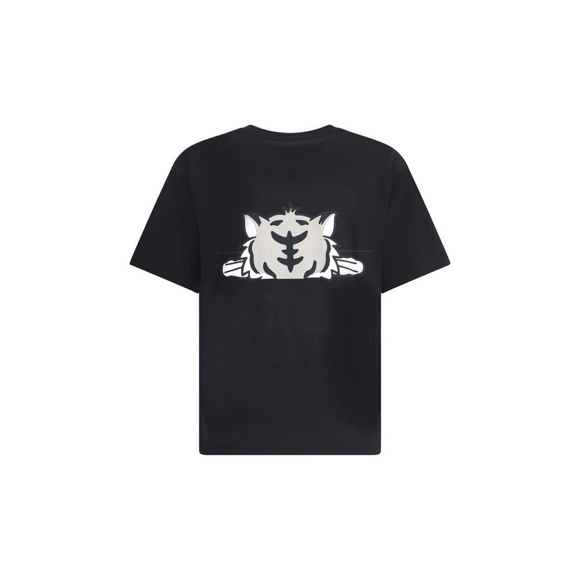 Black Cotton T-ShirtCotton Happy Tiger T-Shirt by Kenzo features a ribbed crew neck for lasting comfort. The garment features a bold tiger print on both the front and back, the brand’s iconic symbol, accompanied by the iconic contrasting monogram on the f