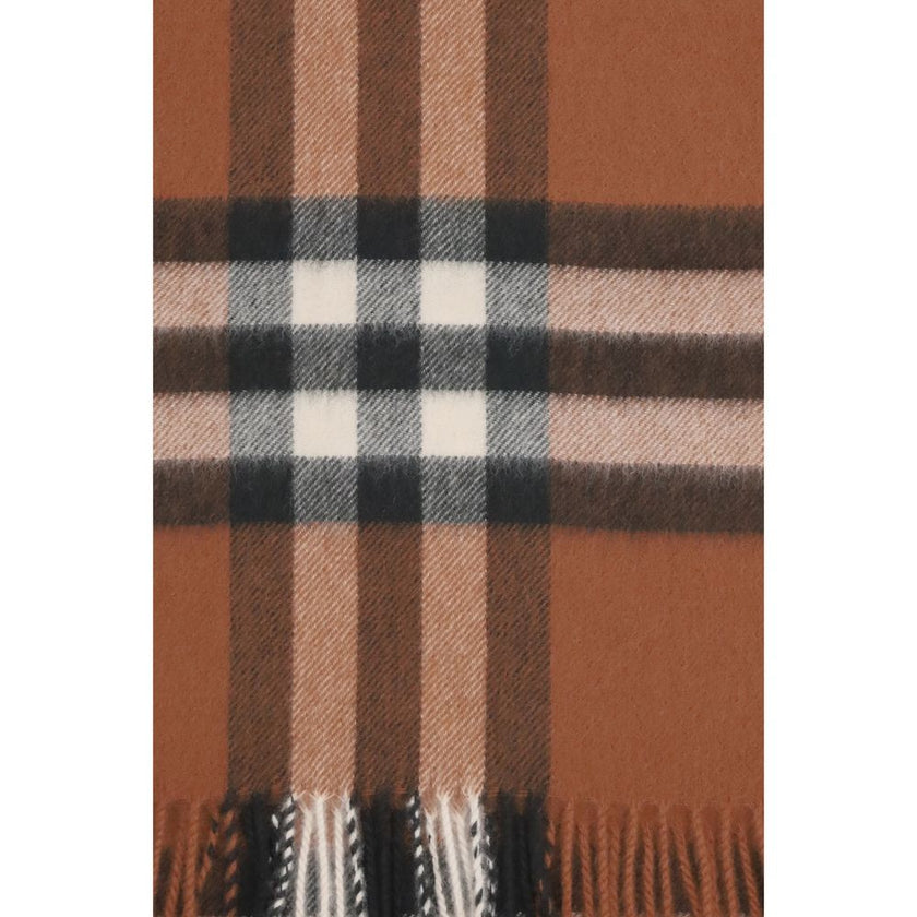 Brown Cashmere ScarfThe Burberry Check Cashmere Scarf is a symbol of timeless elegance. The rectangular design with fringed ends completes a timeless accessory. Season: AW25 Dimension: 168×168 Composition: 100% Kashmir/capra Hircus MADE IN GREAT BRITAINBr