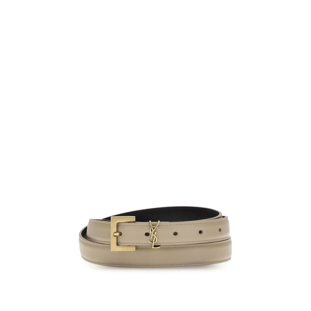 Cassandre slim BeltSaint Laurent’s Cassandre slim Belt is a refined, minimalist accessory made of high-quality smooth leather. The closure is entrusted to a discreet brass buckle, while the YSL logo, placed on the side, adds an iconic touch without excess