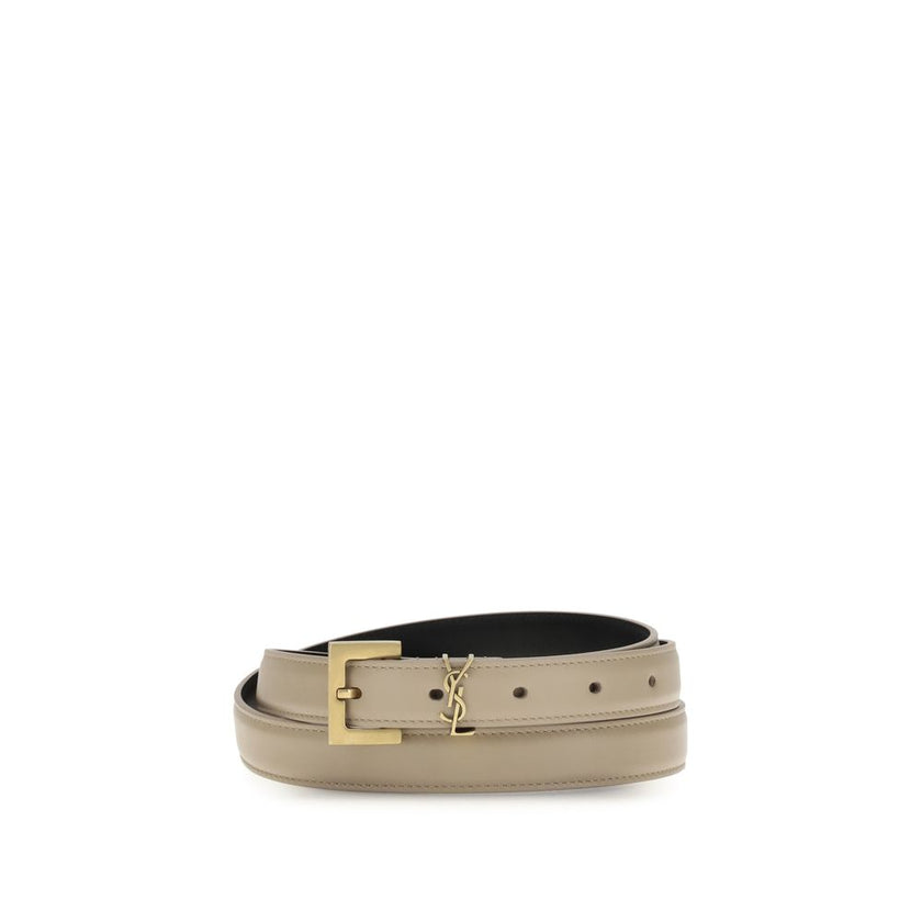 Cassandre slim BeltSaint Laurent’s Cassandre slim Belt is a refined, minimalist accessory made of high-quality smooth leather. The closure is entrusted to a discreet brass buckle, while the YSL logo, placed on the side, adds an iconic touch without excess