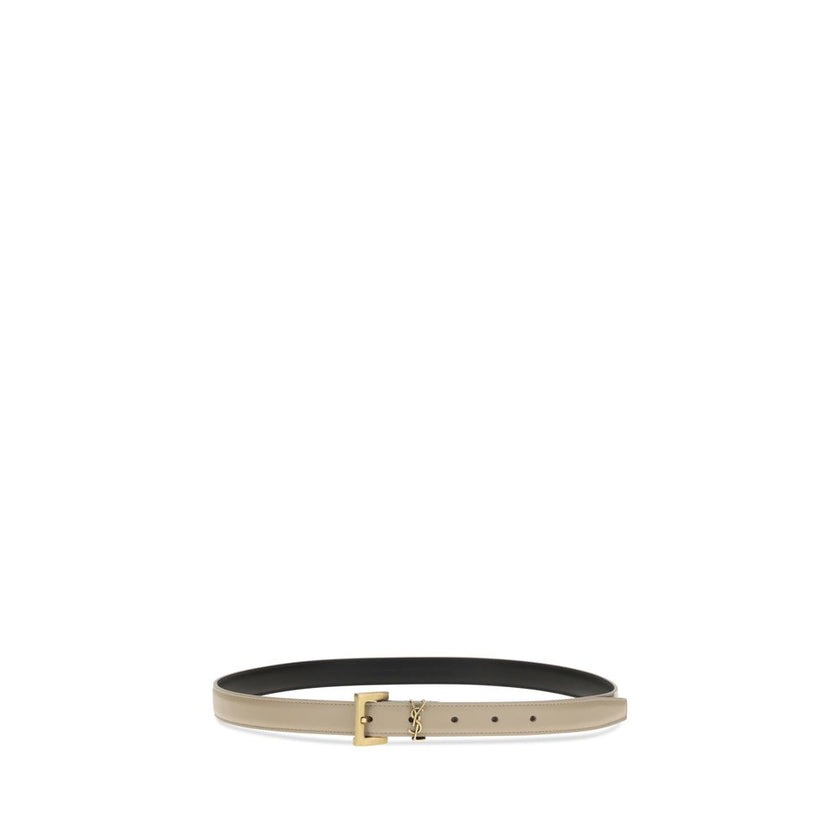 Cassandre slim BeltSaint Laurent’s Cassandre slim Belt is a refined, minimalist accessory made of high-quality smooth leather. The closure is entrusted to a discreet brass buckle, while the YSL logo, placed on the side, adds an iconic touch without excess