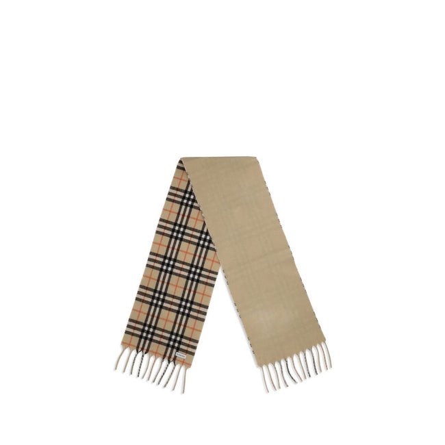 Knight Stamp reversible ScarfThe Burberry Knight Stamp Reversible Cashmere Scarf combines tradition and softness in a refined design. One side features the Burberry logo in jacquard, while the interior is decorated with the iconic Burberry Check pattern.