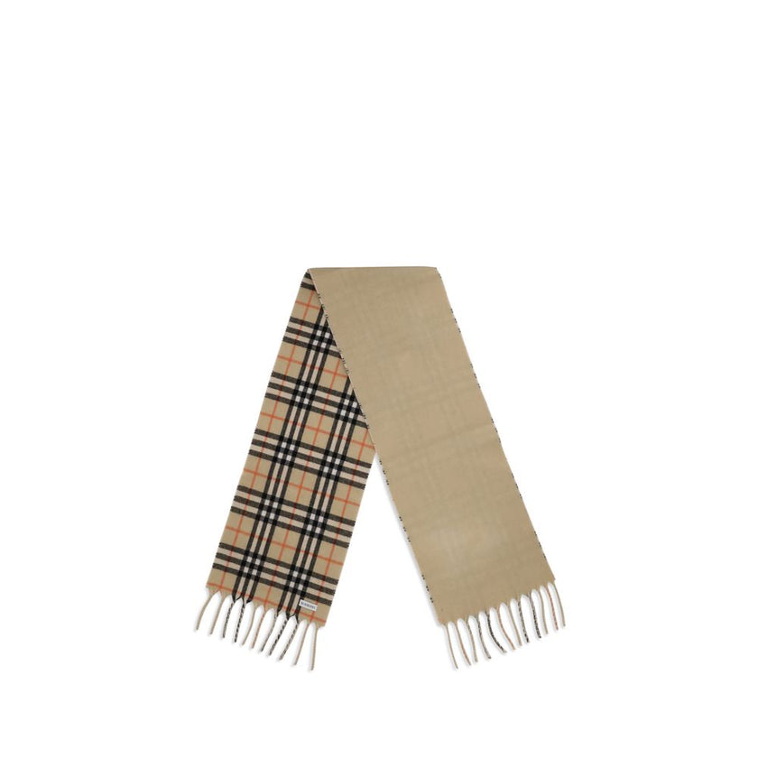 Knight Stamp reversible ScarfThe Burberry Knight Stamp Reversible Cashmere Scarf combines tradition and softness in a refined design. One side features the Burberry logo in jacquard, while the interior is decorated with the iconic Burberry Check pattern.
