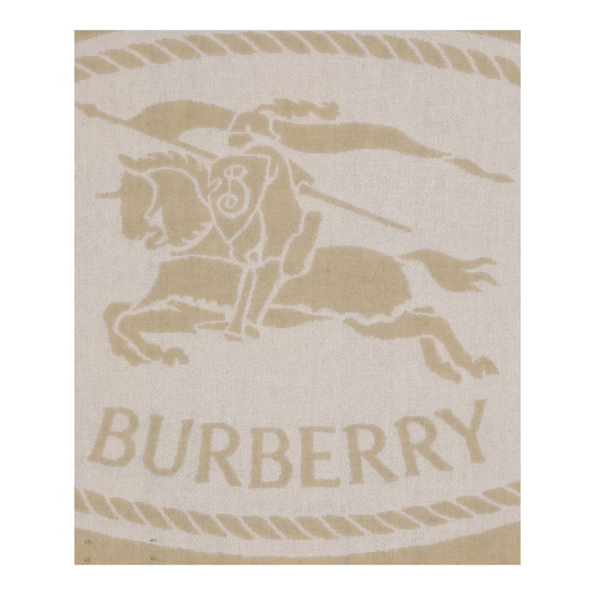 Knight Stamp reversible ScarfThe Burberry Knight Stamp Reversible Cashmere Scarf combines tradition and softness in a refined design. One side features the Burberry logo in jacquard, while the interior is decorated with the iconic Burberry Check pattern.
