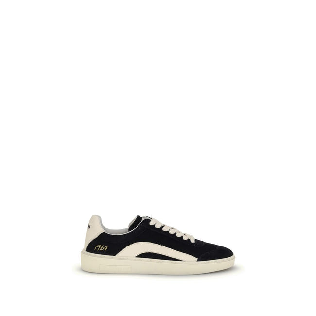Black Calf Leather Bos Taurus Low Top SneakersThe Suede leather Sneakers by Dsquared2 with a sporty and contemporary design. Featuring a round toe and a front lace-up closure, they ensure a comfortable and adjustable fit. The flat sole ensures stability a