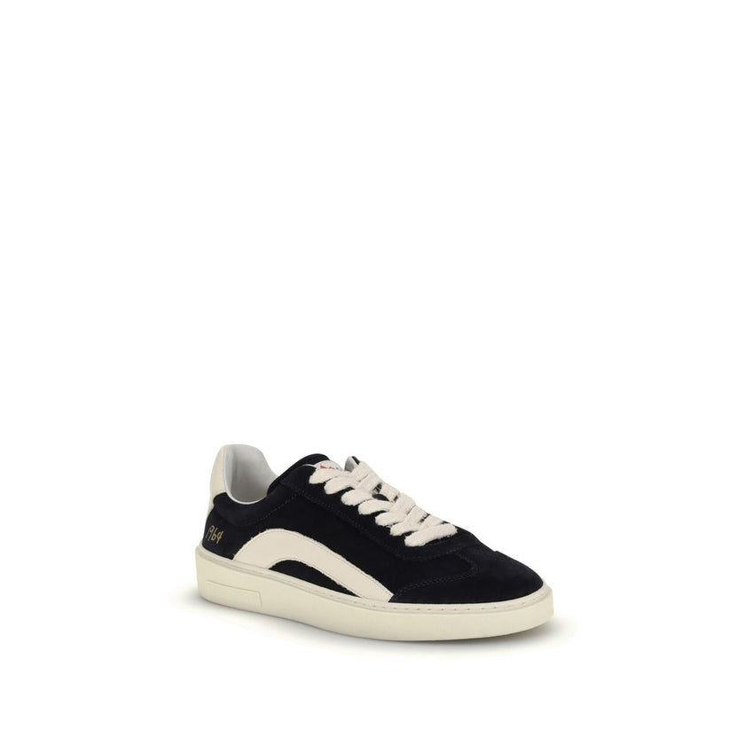 Black Calf Leather Bos Taurus Low Top SneakersThe Suede leather Sneakers by Dsquared2 with a sporty and contemporary design. Featuring a round toe and a front lace-up closure, they ensure a comfortable and adjustable fit. The flat sole ensures stability a