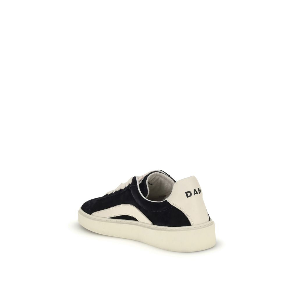 Black Calf Leather Bos Taurus Low Top SneakersThe Suede leather Sneakers by Dsquared2 with a sporty and contemporary design. Featuring a round toe and a front lace-up closure, they ensure a comfortable and adjustable fit. The flat sole ensures stability a