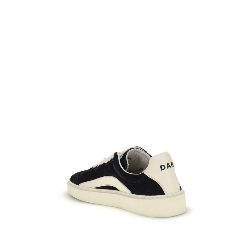 Black Calf Leather Bos Taurus Low Top SneakersThe Suede leather Sneakers by Dsquared2 with a sporty and contemporary design. Featuring a round toe and a front lace-up closure, they ensure a comfortable and adjustable fit. The flat sole ensures stability a