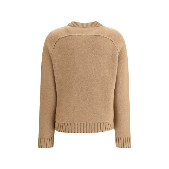 Beige Wool SweatshirtThe Gucci Horsebit Sweater, crafted from premium wool and cashmere, features a ribbed crew neck and long raglan sleeves for optimal comfort. The front features faux welt pockets with elegant gold-tone inserts, while the ribbed hem and