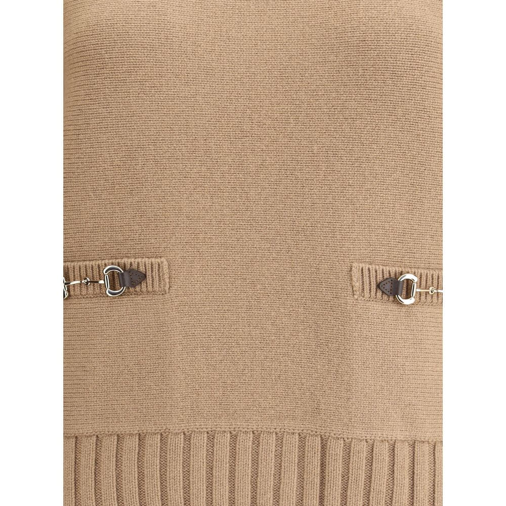 Beige Wool SweatshirtThe Gucci Horsebit Sweater, crafted from premium wool and cashmere, features a ribbed crew neck and long raglan sleeves for optimal comfort. The front features faux welt pockets with elegant gold-tone inserts, while the ribbed hem and