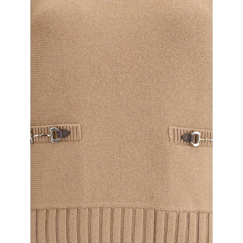 Beige Wool SweatshirtThe Gucci Horsebit Sweater, crafted from premium wool and cashmere, features a ribbed crew neck and long raglan sleeves for optimal comfort. The front features faux welt pockets with elegant gold-tone inserts, while the ribbed hem and