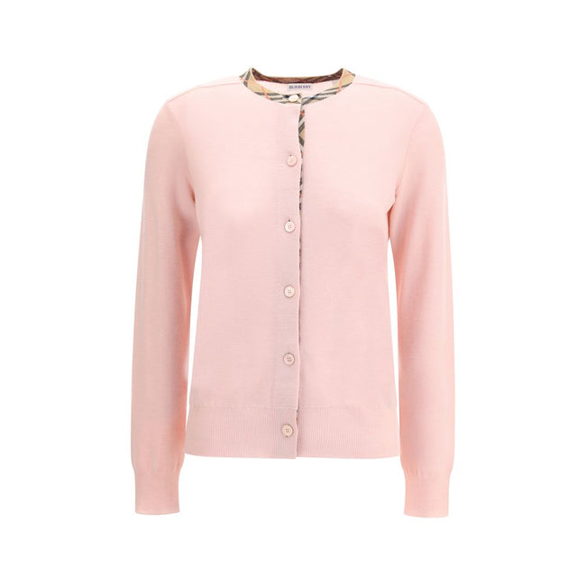 Check collar wool CardiganBurberry’s wool cardigan combines classic elegance with iconic details. Featuring a front button closure, it features a knitted collar and flap with the brand’s signature Check pattern. Ribbed trims complete the design, giving th