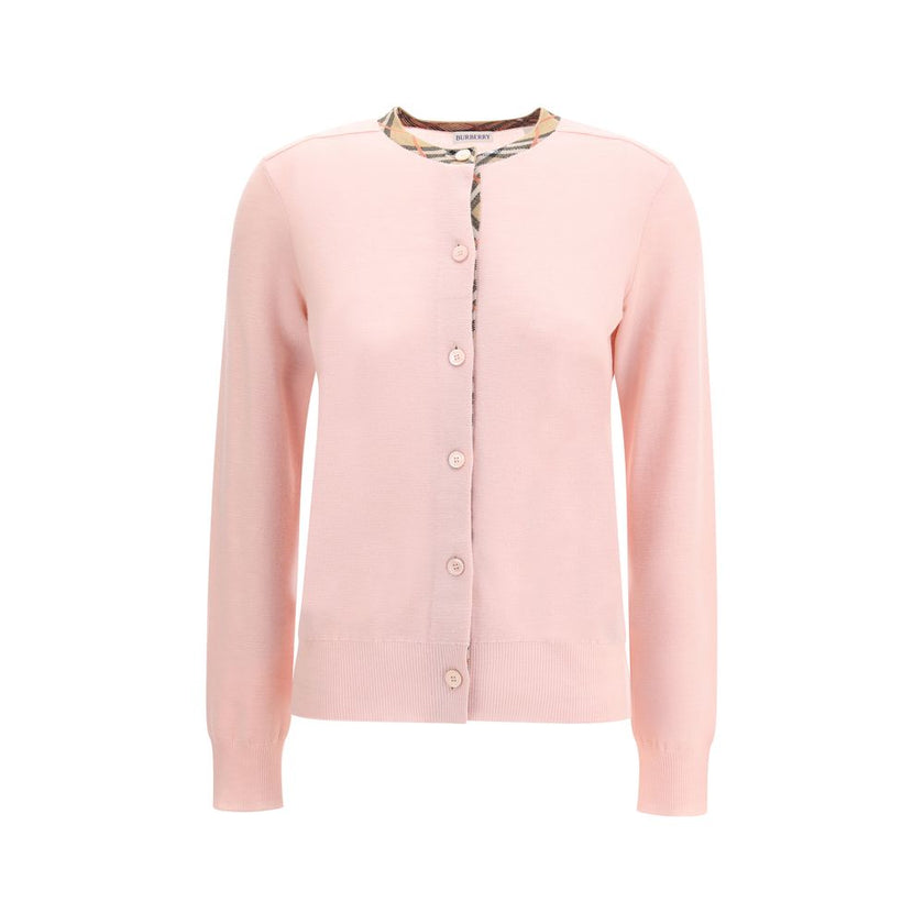 Check collar wool CardiganBurberry’s wool cardigan combines classic elegance with iconic details. Featuring a front button closure, it features a knitted collar and flap with the brand’s signature Check pattern. Ribbed trims complete the design, giving th